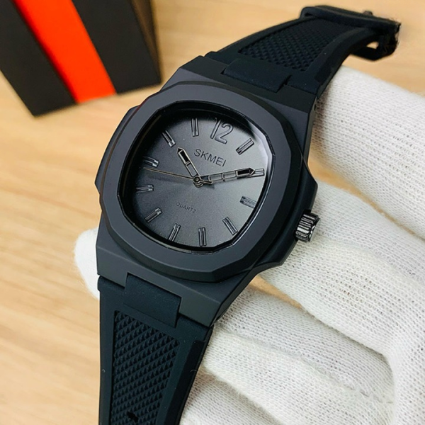 New Men Quartz Watch With Silicone Strap