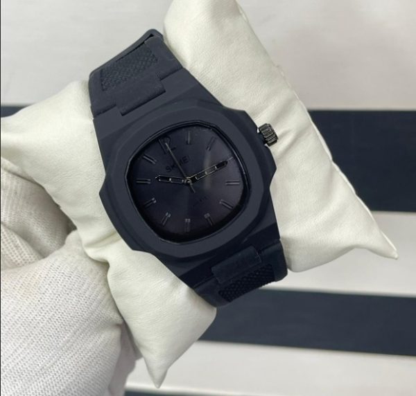 New Men Quartz Watch With Silicone Strap